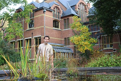 Sebastiaan Mathot in the garden of the BSS faculty.