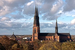1280px-Uppsala_domkyrka_i_oktober_2011