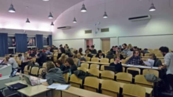 Image 2: An alternative to the previous situation: Usually, students are not allowed to collaborate. That counts as cheating. In this case, students had to discuss and solve applied problems as a group. (Image blurred for reasons of privacy.)