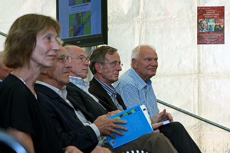 Former colleagues who have shaped the live of and at the faculty came to celebrate with the present employees (from right to left): Gert Visser, director of the documentary, the three former Deans Bert Creemers , Jules Peschar, and Gerrit Lang. Next to them sits the present Vice-Dean Greetje Timmermann.